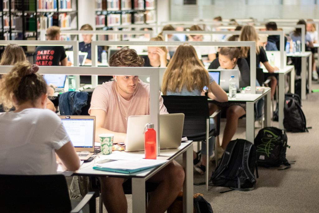Het is weer tentamentijd: vechten om een – koele -studieplek in de bibliotheek
